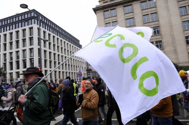 İnsanlar, COP28 'in 3 Aralık 2023' te Brüksel, Belçika 'da Dubai' de düzenlenen bir iklim protestosuna katılıyor..