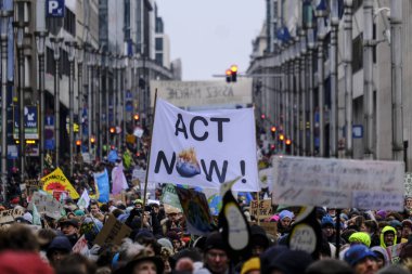 İnsanlar, COP28 'in 3 Aralık 2023' te Brüksel, Belçika 'da Dubai' de düzenlenen bir iklim protestosuna katılıyor..