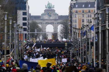 İnsanlar, COP28 'in 3 Aralık 2023' te Brüksel, Belçika 'da Dubai' de düzenlenen bir iklim protestosuna katılıyor..