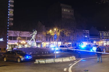 Belçikalı polis memurları, 6 Aralık 2023 'te Brüksel, Belçika' da meydana gelen ve birçok kişinin yaralandığı çatışmanın yaşandığı bölgenin dışında nöbet tutuyorlar..