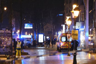 Belçikalı polis memurları, 6 Aralık 2023 'te Brüksel, Belçika' da meydana gelen ve birçok kişinin yaralandığı çatışmanın yaşandığı bölgenin dışında nöbet tutuyorlar..
