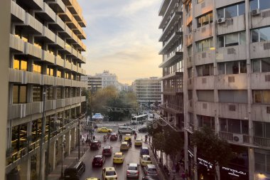29 Aralık 2023 'te Atina, Yunanistan sokaklarında arabalar.