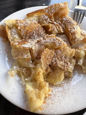 Yunanistan 'ın Selanik kentindeki fırında 4 Ocak 2024' te servis edilen bir Yunan Bougatsa 'sı