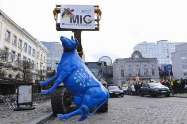  24 Ocak 2024 'te Belçika' nın Brüksel kentindeki Avrupa Parlamentosu 'nun önünde Fransız ve Belçikalı çiftçiler protesto gösterisi düzenlerken bir inek figürü bir araca asıldı.