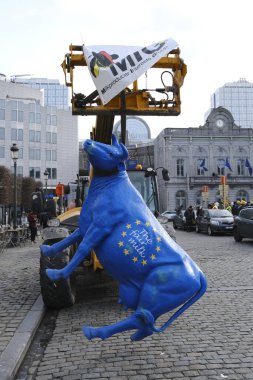  24 Ocak 2024 'te Belçika' nın Brüksel kentindeki Avrupa Parlamentosu 'nun önünde Fransız ve Belçikalı çiftçiler protesto gösterisi düzenlerken bir inek figürü bir araca asıldı.
