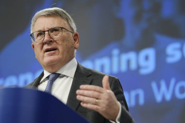 AB İcra Kurulu Başkan Yardımcısı Valdis DOMBROVSKIS ve AB Komisyon Üyesi Nicolas SCHMIT 'nin Brüksel' deki Avrupa İş Konseyi Direktifi, Belçika 'nın 24 Ocak 2024 tarihli gözden geçirmesi konulu basın toplantısı.