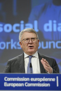 AB İcra Kurulu Başkan Yardımcısı Valdis DOMBROVSKIS ve AB Komisyon Üyesi Nicolas SCHMIT 'nin Brüksel' deki Avrupa İş Konseyi Direktifi, Belçika 'nın 24 Ocak 2024 tarihli gözden geçirmesi konulu basın toplantısı.