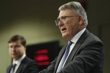 AB İcra Kurulu Başkan Yardımcısı Valdis DOMBROVSKIS ve AB Komisyon Üyesi Nicolas SCHMIT 'nin Brüksel' deki Avrupa İş Konseyi Direktifi, Belçika 'nın 24 Ocak 2024 tarihli gözden geçirmesi konulu basın toplantısı.