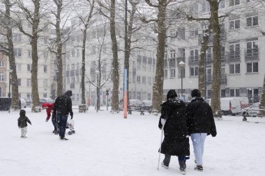 17 Ocak 2024 'te Brüksel' de şiddetli kar yağışı sonrasında çocuklar karla oynuyorlar..