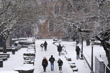 17 Ocak 2024 'te Brüksel' in merkezinde yoğun kar yağışı sırasında insanlar yürür.