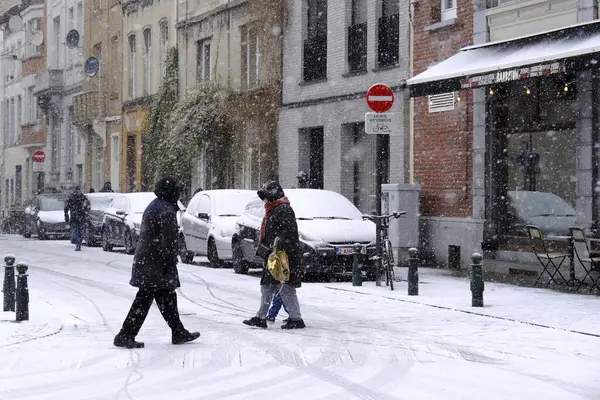 Pessoas Caminham Centro Bruxelas Durante Uma Forte Queda Neve Bélgica — Fotografia de Stock