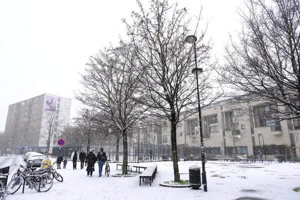 Pessoas Caminham Centro Bruxelas Durante Uma Forte Queda Neve Bélgica — Fotografia de Stock