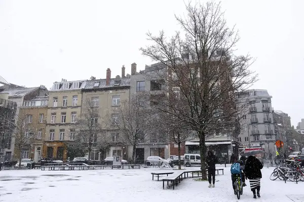 Persone Camminano Nel Centro Bruxelles Durante Una Forte Nevicata Belgio — Foto Stock