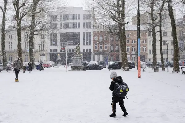 Les Enfants Jouent Avec Neige Après Fortes Chutes Neige Bruxelles — Photo