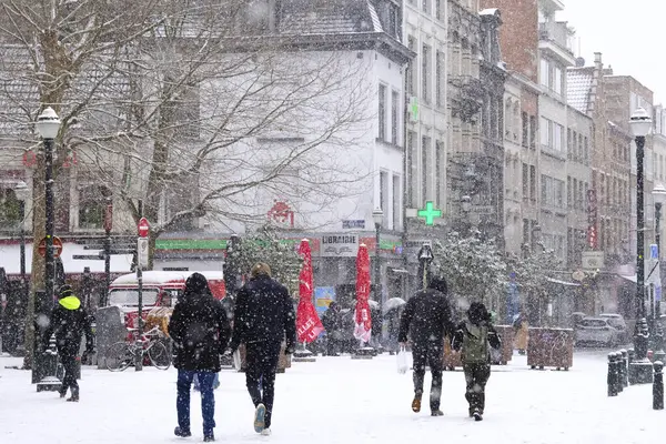 Folk Går Centrala Bryssel Ett Kraftigt Snöfall Belgien Den Januari — Stockfoto