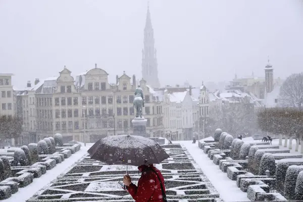 People Walk Central Brussels Heavy Snowfall Belgium January 2024 — Stock Photo, Image