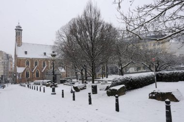 Belçika 'da 17 Ocak 2024' te şiddetli kar yağışı sırasında Brüksel 'in orta kesimindeki sokakları kar kapladı.