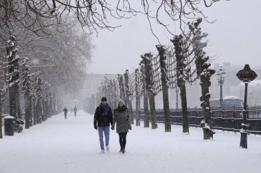 17 Ocak 2024 'te Belçika' da yoğun kar yağışı sırasında Brüksel 'in merkezindeki parkta insanlar yürür..