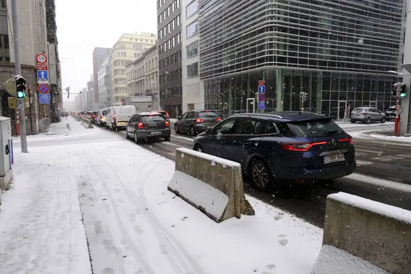Carros Fazem Seu Caminho Rua Coberta Neve Após Queda Neve — Fotografia de Stock