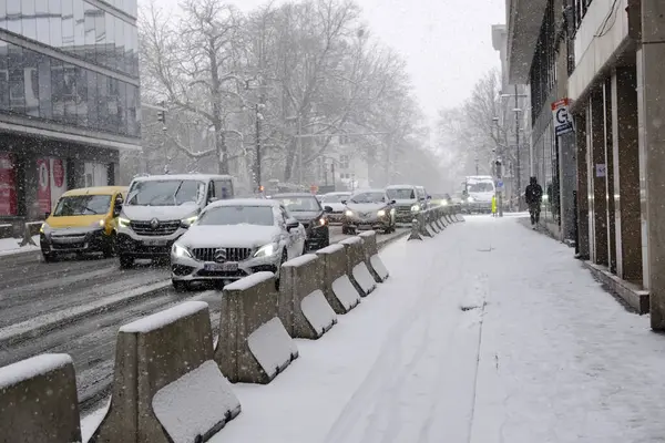 Autók Hogy Utat Borította Utcán Miután Nagy Hóesés Sújtotta Brüsszelben — Stock Fotó