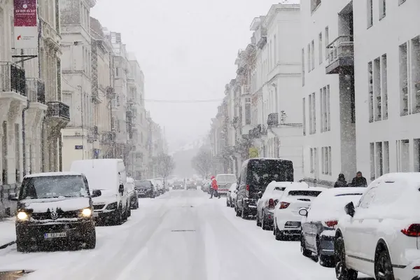 Carros Fazem Seu Caminho Rua Coberta Neve Após Queda Neve — Fotografia de Stock