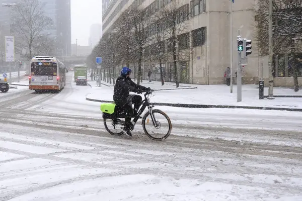 Ciclista Seu Caminho Rua Coberta Neve Após Queda Neve Pesada — Fotografia de Stock