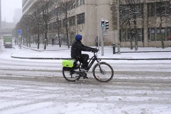 Ciclista Seu Caminho Rua Coberta Neve Após Queda Neve Pesada — Fotografia de Stock