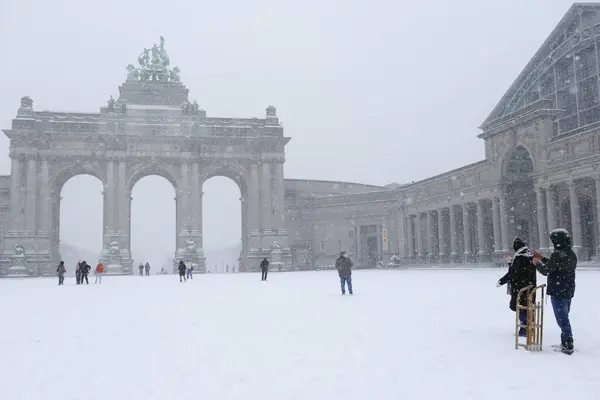 View Snow Covered Cinquantenaire Arch Heavy Snowfall Hit Brussels Belgium — Stock Photo, Image