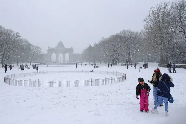 People Enjoy Snow Cinquantenaire Park Heavy Snowfall Hit Brussels Belgium — Stock Photo, Image