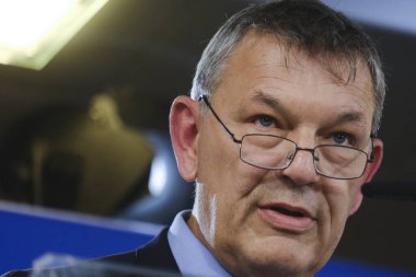 BM Filistin mülteci dairesi UNRWA başkanı Philippe Lazzarini, 12 Şubat 2024 'te Brüksel, Belçika' da düzenlenen gayrı resmi AB Kalkınma Bakanları Konseyi sırasında basın toplantısına katıldı..