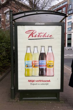 Belçika 'nın başkenti Brüksel' deki otobüs durağında 13 Şubat 2024 'te Ritchie içki şirketinin reklamı sergilendi..