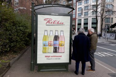 Belçika 'nın başkenti Brüksel' deki otobüs durağında 13 Şubat 2024 'te Ritchie içki şirketinin reklamı sergilendi..