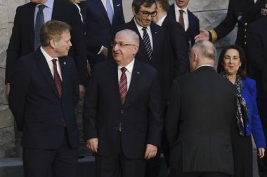 Grant Shapps, Savunma Bakanı 15 Şubat 2024 'te Brüksel, Belçika' daki NATO karargahındaki bir toplantıda aile fotoğrafı için geliyor.