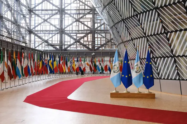 Avrupa Birliği bayrağı ve Guatemala bayrağı 20 Şubat 2024 'te Brüksel, Belçika' daki AB konsey binasında.