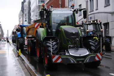 AB Tarım Bakanları 'nın 26 Şubat 2024' te Brüksel 'de yaptığı toplantıda, çiftçiler fiyat baskıları, vergiler ve yeşil düzenlemeler üzerine Avrupalı çiftçilerin protestosu sırasında traktör kullanıyorlar..