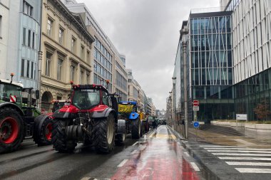 AB Tarım Bakanları 'nın 26 Şubat 2024' te Brüksel 'de yaptığı toplantıda, çiftçiler fiyat baskıları, vergiler ve yeşil düzenlemeler üzerine Avrupalı çiftçilerin protestosu sırasında traktör kullanıyorlar..