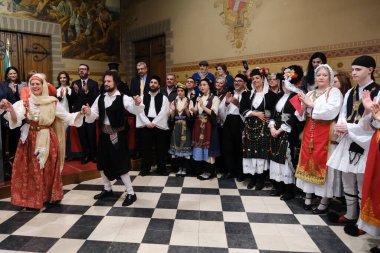 Halk dansçıları 24 Şubat 2024 'te Brüksel, Belçika' daki Helenik Topluluğun 80. yıldönümünde geleneksel halk dansları yapıyorlar.. 