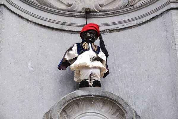 Знаменитая фонтанная скульптура Manneken Pis одета в костюм Evzone, чтобы отпраздновать 80-летие Греческой общины в Брюсселе, Бельгия 24 февраля 2024 года.. 