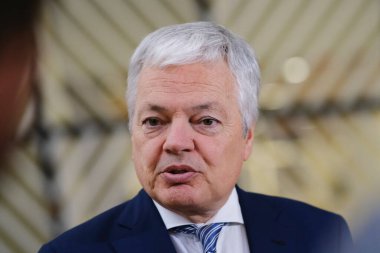 AB Komiseri Didier Reynders 5 Mart 2023 'te Brüksel, Belçika' daki AB Adalet Konseyi 'ne katılmak üzere geliyor..