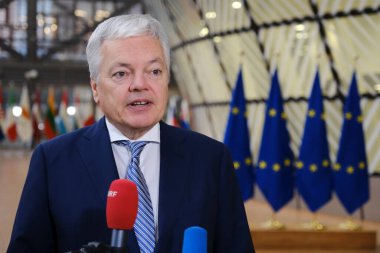 AB Komiseri Didier Reynders 5 Mart 2023 'te Brüksel, Belçika' daki AB Adalet Konseyi 'ne katılmak üzere geliyor..