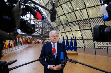 AB Komiseri Didier Reynders 5 Mart 2023 'te Brüksel, Belçika' daki AB Adalet Konseyi 'ne katılmak üzere geliyor..