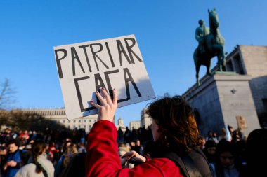 İnsanlar, 8 Mart 2024 'te Brüksel, Belçika' da düzenlenen Uluslararası Kadın Günü münasebetiyle cinsiyet eşitliği çağrısında bulunmak ve kadınlara yönelik şiddete son verilmesini talep etmek için bir gösteriye katılıyor.. 