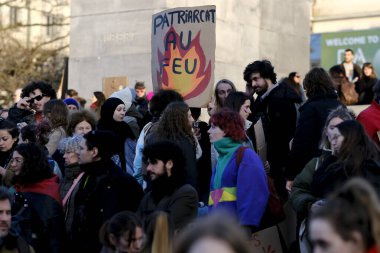 İnsanlar, 8 Mart 2024 'te Brüksel, Belçika' da düzenlenen Uluslararası Kadın Günü münasebetiyle cinsiyet eşitliği çağrısında bulunmak ve kadınlara yönelik şiddete son verilmesini talep etmek için bir gösteriye katılıyor.. 