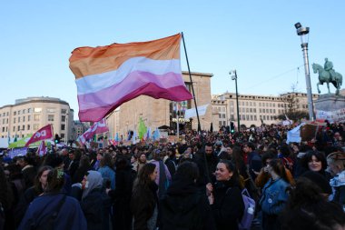 Uluslararası Kadın Günü münasebetiyle 8 Mart 2024 'te Brüksel, Belçika' da düzenlenen gösteride göstericiler pankart tutuyor ve sloganlar atıyorlar.
