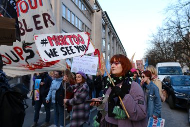 İnsanlar, 8 Mart 2024 'te Brüksel, Belçika' da düzenlenen Uluslararası Kadın Günü münasebetiyle cinsiyet eşitliği çağrısında bulunmak ve kadınlara yönelik şiddete son verilmesini talep etmek için bir gösteriye katılıyor.. 