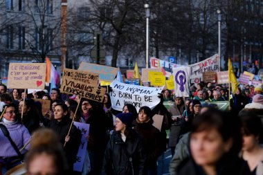 İnsanlar, 8 Mart 2024 'te Brüksel, Belçika' da düzenlenen Uluslararası Kadın Günü münasebetiyle cinsiyet eşitliği çağrısında bulunmak ve kadınlara yönelik şiddete son verilmesini talep etmek için bir gösteriye katılıyor.. 