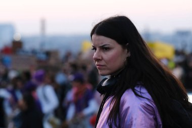 İnsanlar, 8 Mart 2024 'te Brüksel, Belçika' da düzenlenen Uluslararası Kadın Günü münasebetiyle cinsiyet eşitliği çağrısında bulunmak ve kadınlara yönelik şiddete son verilmesini talep etmek için bir gösteriye katılıyor.. 