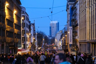 İnsanlar, 8 Mart 2024 'te Brüksel, Belçika' da düzenlenen Uluslararası Kadın Günü münasebetiyle cinsiyet eşitliği çağrısında bulunmak ve kadınlara yönelik şiddete son verilmesini talep etmek için bir gösteriye katılıyor.. 