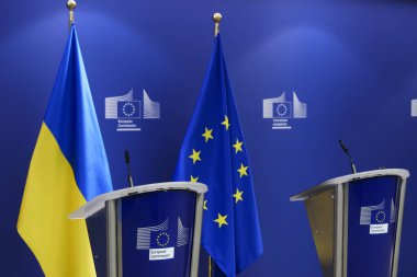 20 Mart 2024 'te Brüksel, Belçika' daki Avrupa Komisyonu ofislerinde AB ve Ukrayna bayrakları.