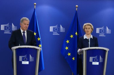 AB Komisyonu Başkanı Ursula von der Leyen 'in eski Finlandiya Cumhurbaşkanı Sauli Niinisto ile 20 Mart 2024' te Brüksel, Belçika 'daki AB genel merkezinde yaptığı basın toplantısında.